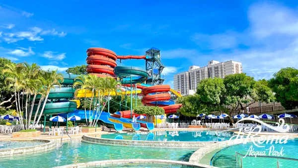 Vista aérea dos toboáguas coloridos do diRoma Acqua Park