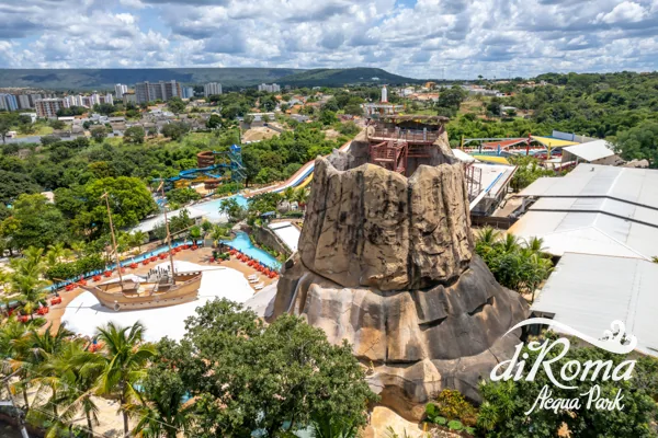 Montanha de pedra e barco pirata do diRoma Acqua Park