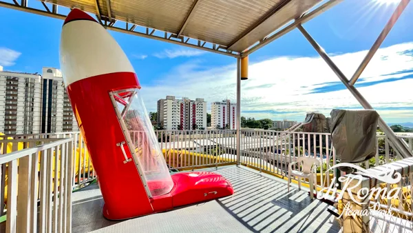 Toboágua foguete com vista para a cidade no diRoma Acqua Park