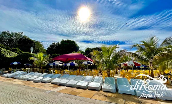 Área de descanso com espreguiçadeiras no diRoma Acqua Park