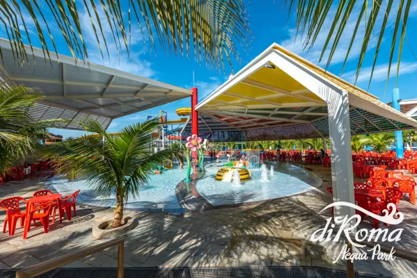 Área coberta com piscina infantil no diRoma Acqua Park