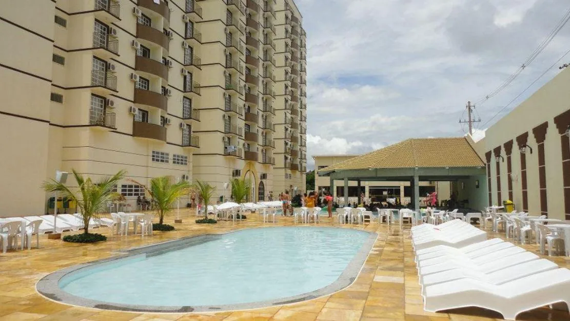 Área de piscina com espreguiçadeiras do diRoma Exclusive