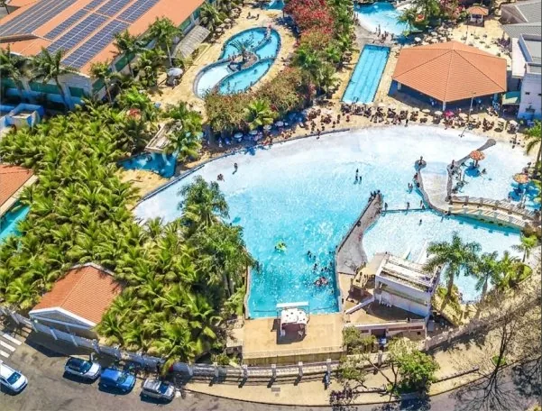 Vista aérea do Jardins Acqua Park com a piscina de ondas em Caldas Novas