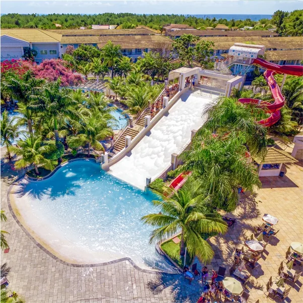 Vista aérea das piscinas e toboáguas do Jardins Acqua Park