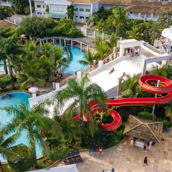 Vista aérea das piscinas e toboágua em espiral do Jardins Acqua Park