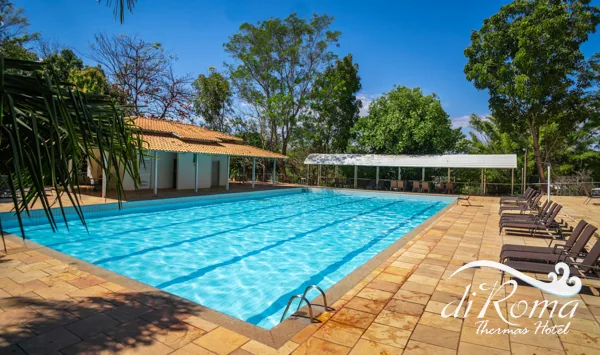Piscina com espreguiçadeiras do diRoma Thermas