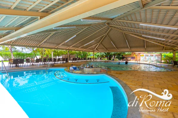 Piscina termal com bar molhado do diRoma Thermas