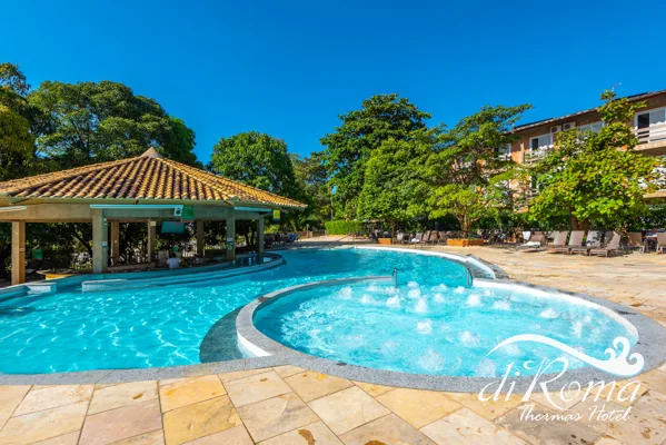 Piscina com palhoça e hidromassagem do diRoma Thermas