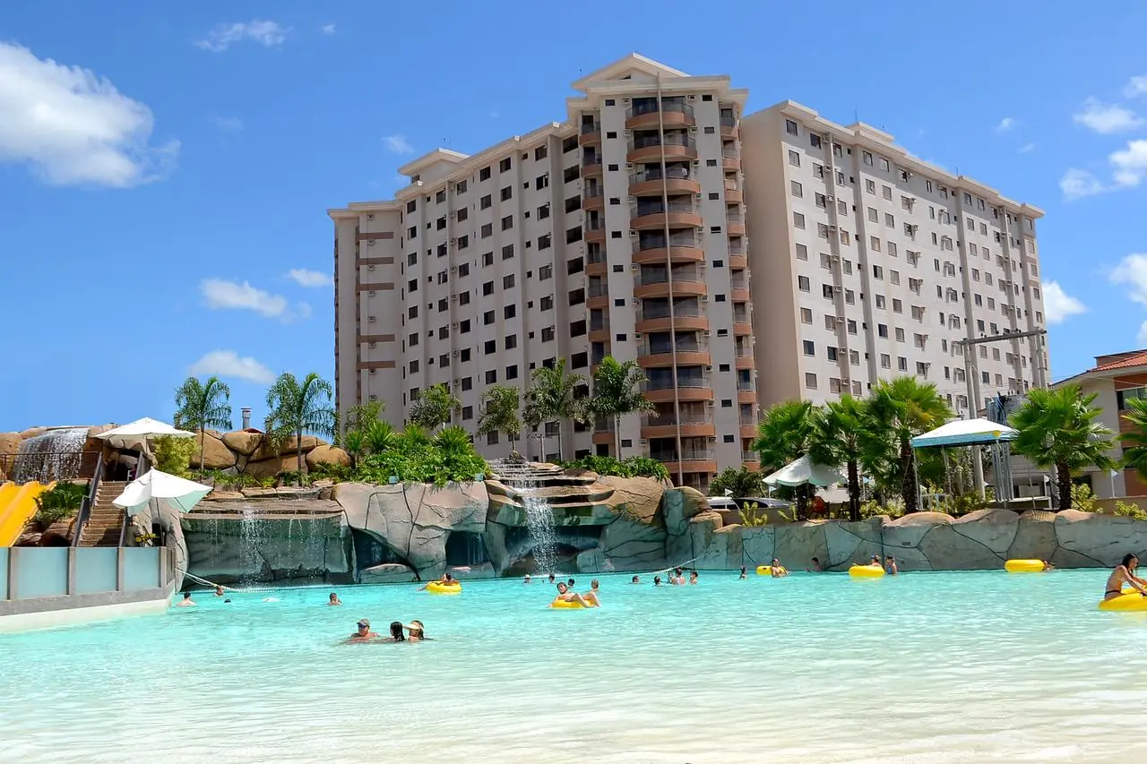 Fachada do Boulevard Suíte Hotel com parque aquático