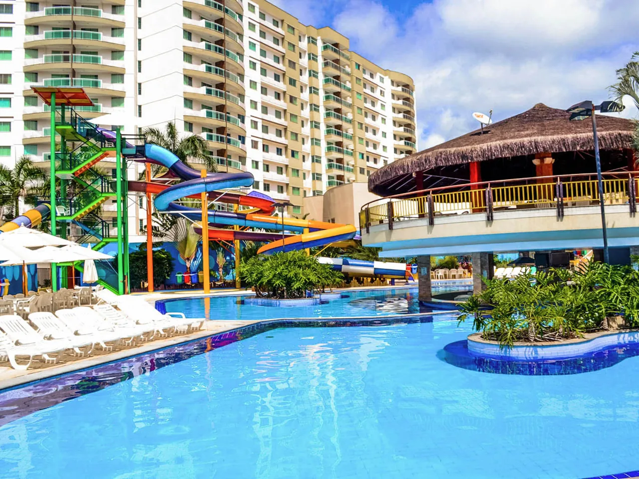 Piscinas e toboáguas coloridos do Clube Privé