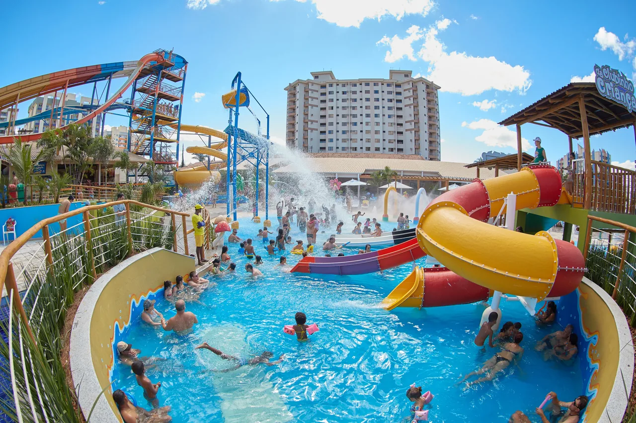 Piscina infantil com toboáguas no Clube Privé