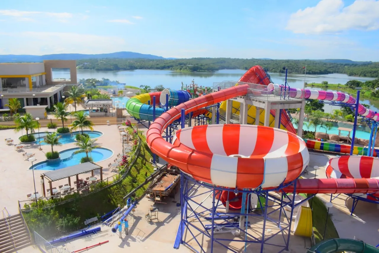 Vista panorâmica do Kawana Park com toboáguas e o lago ao fundo em Caldas Novas