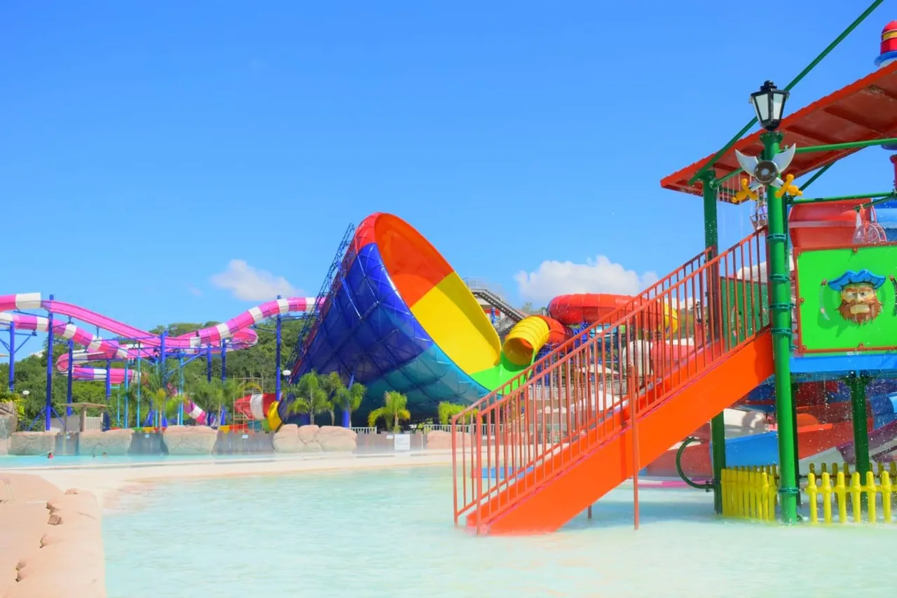 Toboágua arco-íris e estrutura pirata do Kawana Park