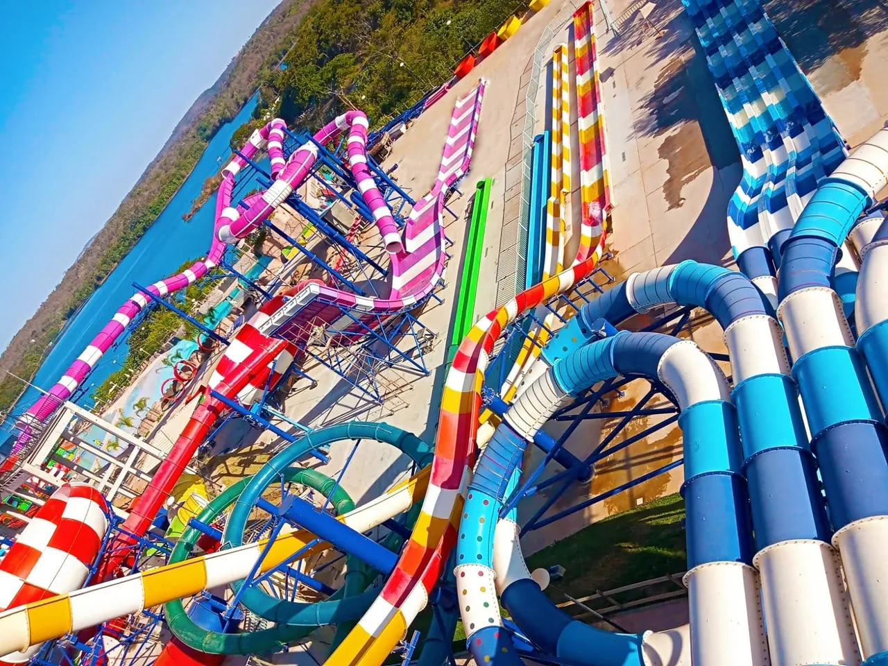 Complexo de toboáguas coloridos do Kawana Park