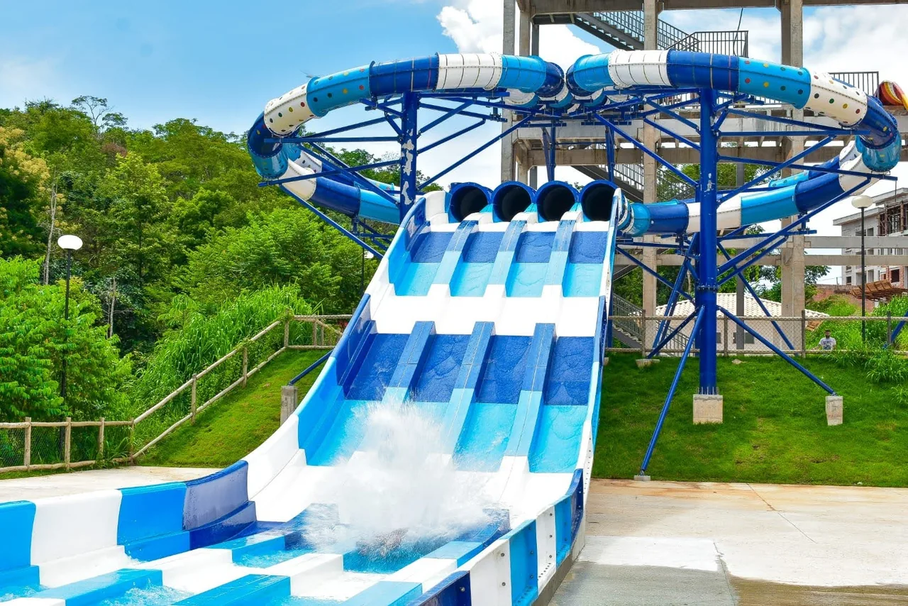 Toboágua de quatro pistas para descida em boia no Kawana Park