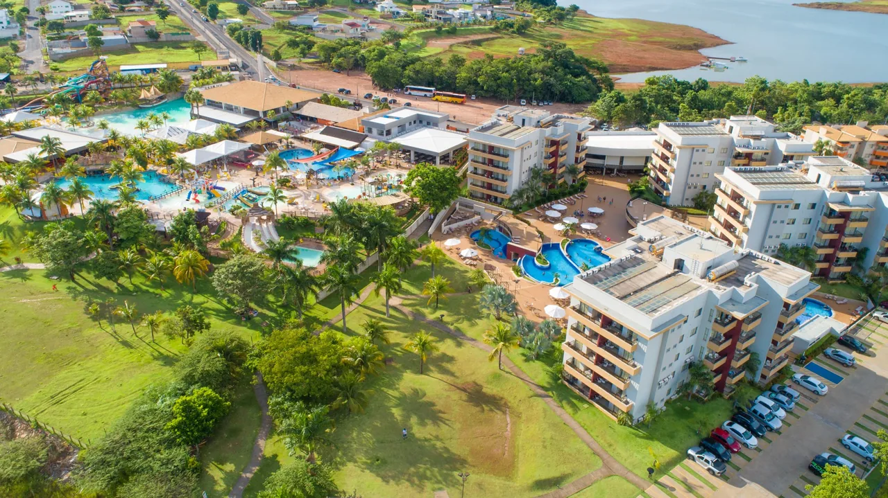 Vista aérea do Náutico Praia Clube com apart-hotéis e o Lago Corumbá