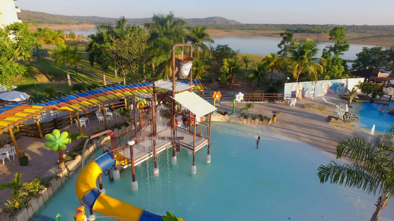 Área de piscinas e toboáguas do Náutico com vista para o lago