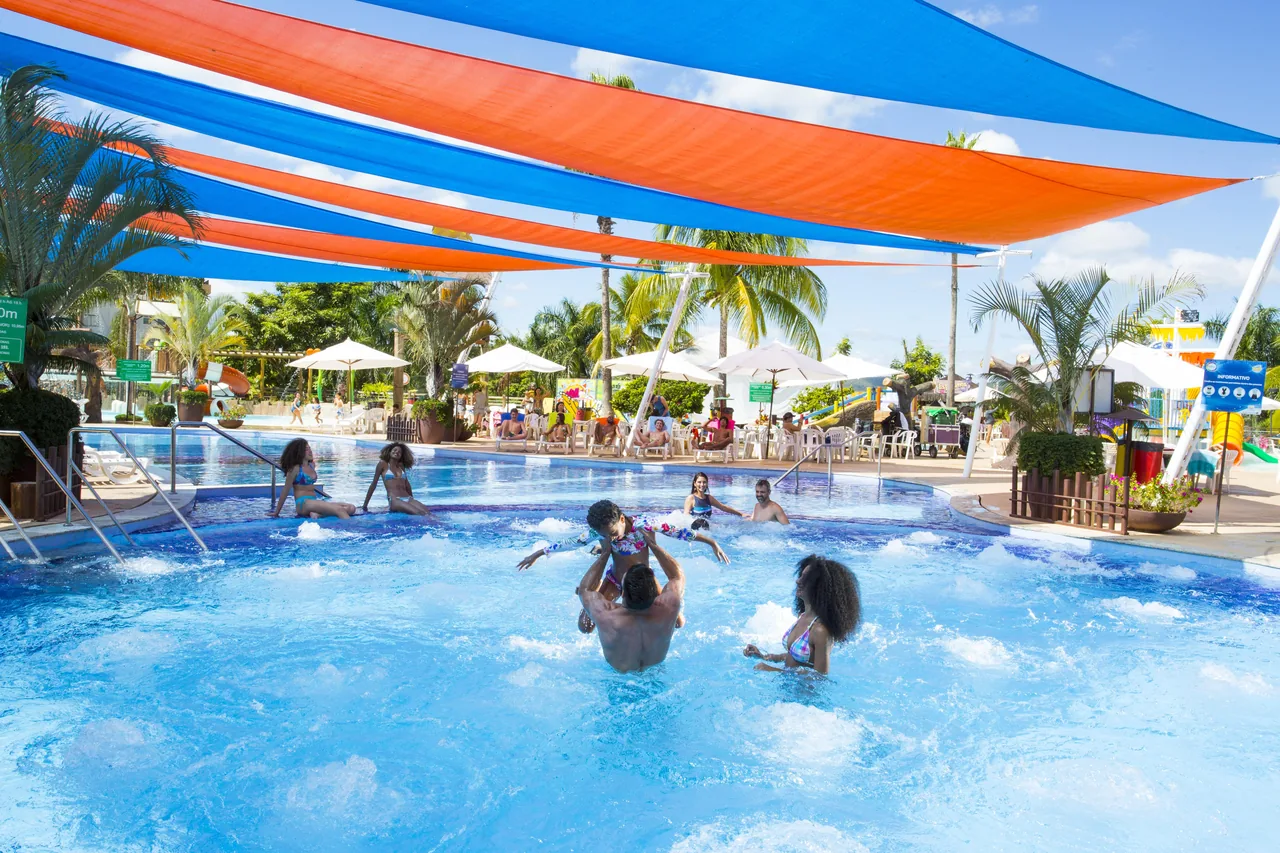 Família se divertindo nas piscinas do Náutico Praia Clube