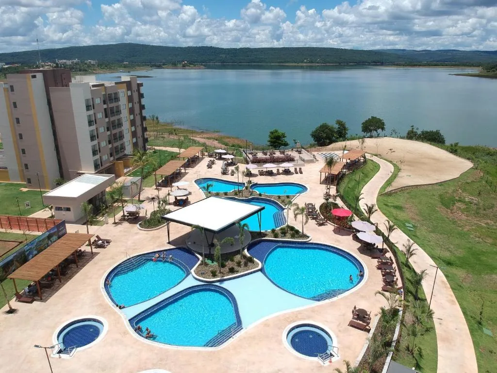 Vista aérea das piscinas do Praias do Lago Eco Resort às margens do lago