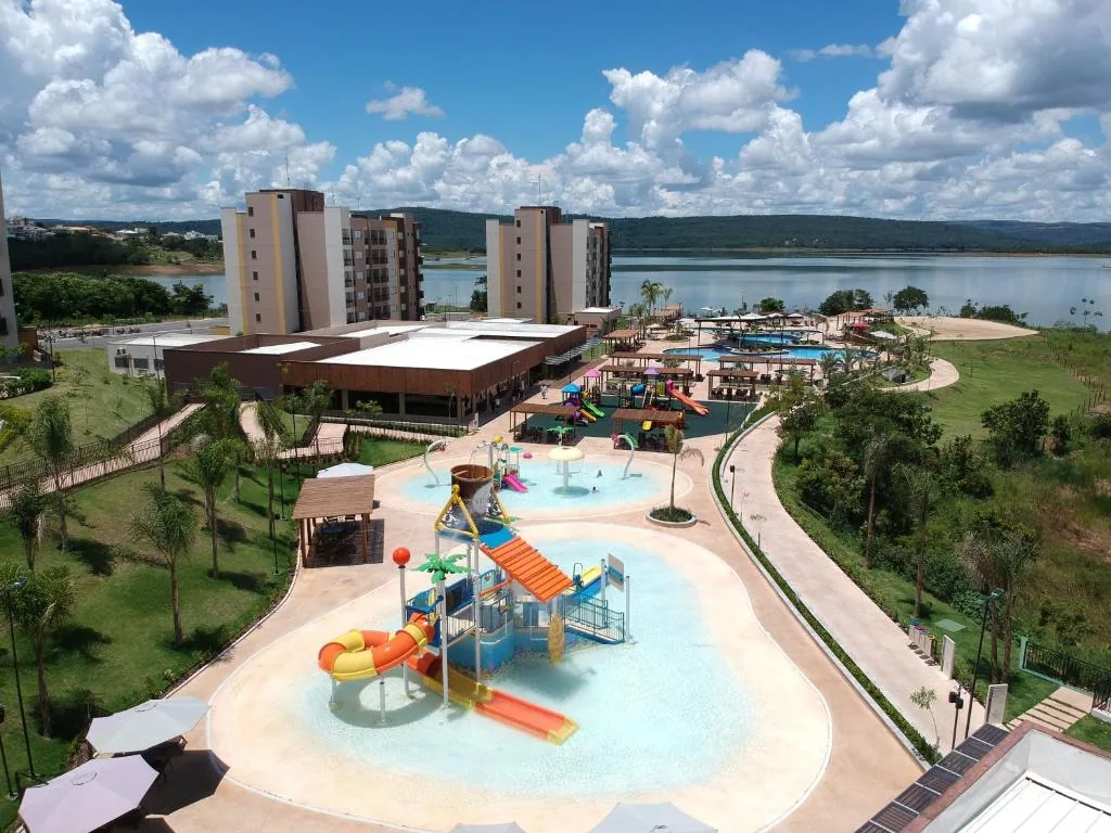 Vista aérea do parque aquático do Praias do Lago Eco Resort com o lago ao fundo