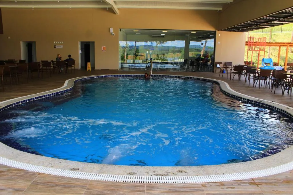 Piscina termal coberta do Praias do Lago Eco Resort