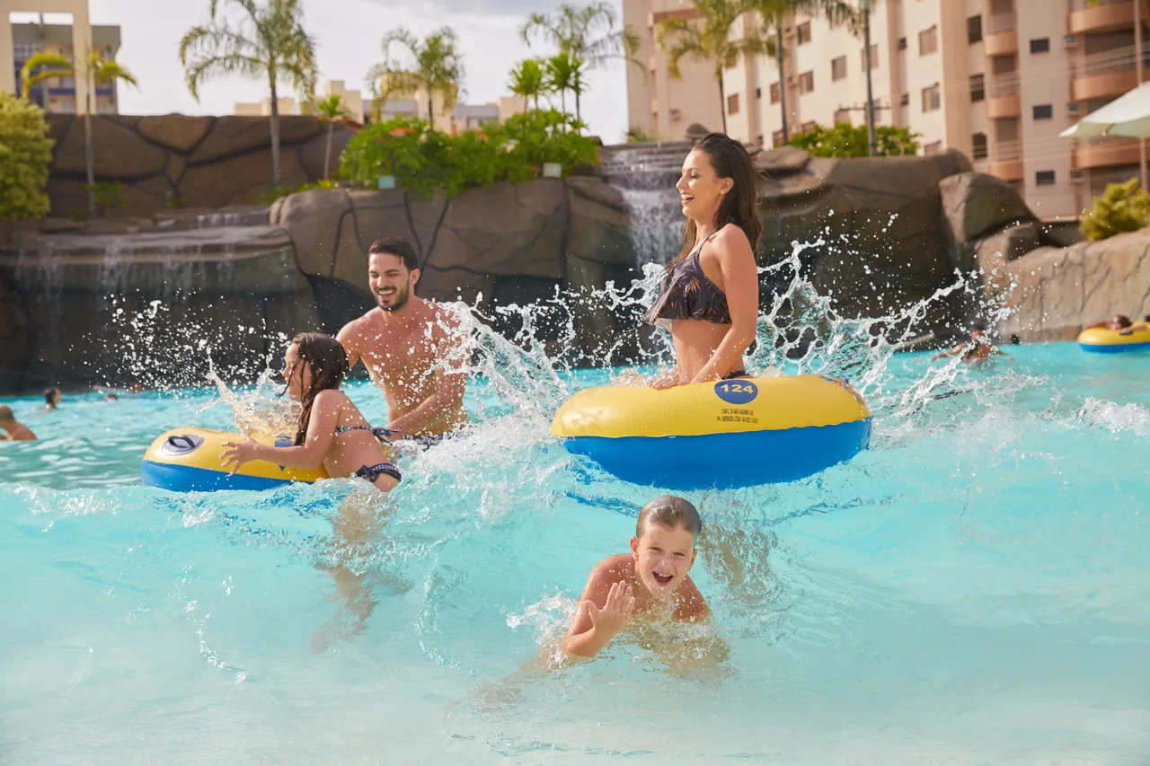 Família se divertindo na piscina de ondas do Water Park