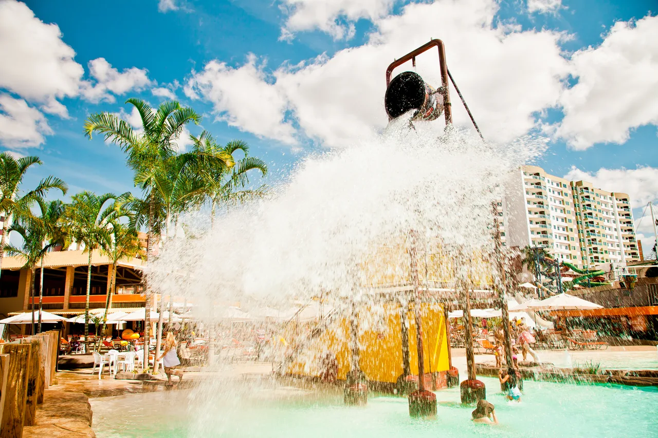Balde gigante despejando água no Water Park