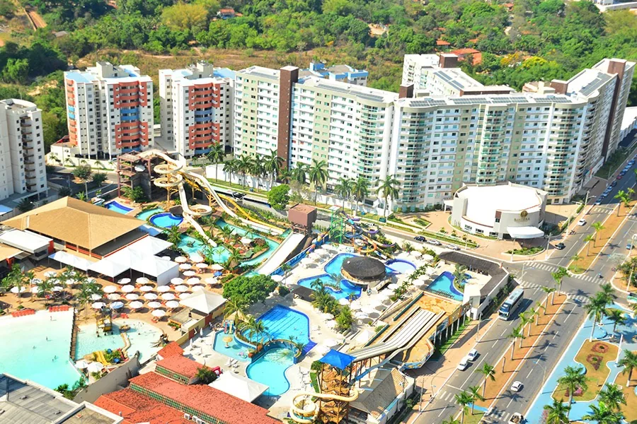 Vista aérea do Water Park com os prédios de Caldas Novas